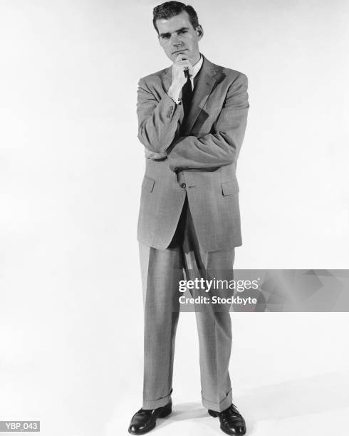 homme debout, se frottant menton - seulement des hommes seniors photos et images de collection