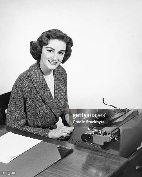 mujer escribiendo, y sonriente posando - peinado ondulado fotografías e imágenes de stock