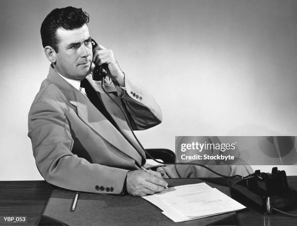 homme à l'aide de téléphone - seulement des hommes seniors photos et images de collection