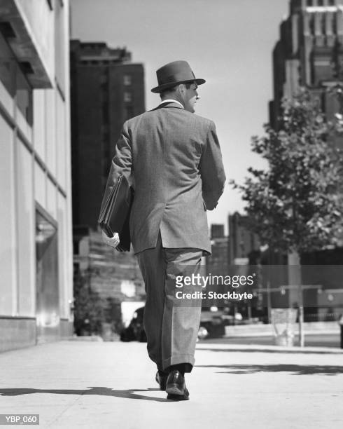 vista trasera del hombre caminando en la calle - of fotografías e imágenes de stock