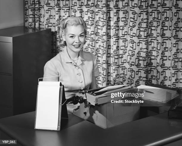 mujer escribiendo, sonriendo y posando - writing instrument fotografías e imágenes de stock