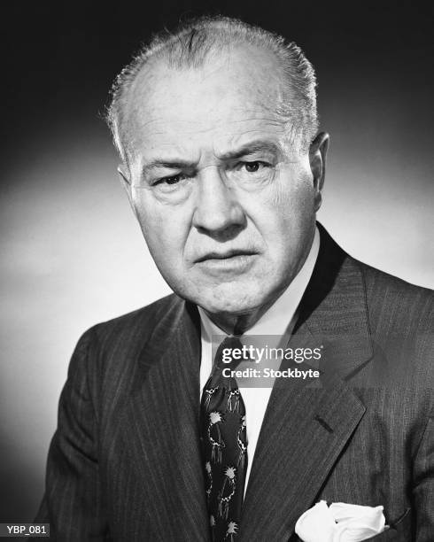 homme posant - seulement des hommes seniors photos et images de collection