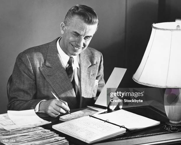 homme signature chèques - seulement des hommes seniors photos et images de collection