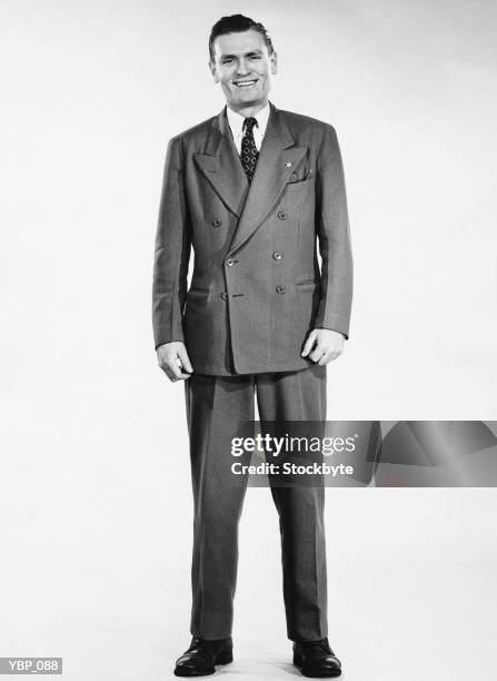 man standing, smiling - alleen oudere mannen stockfoto's en -beelden