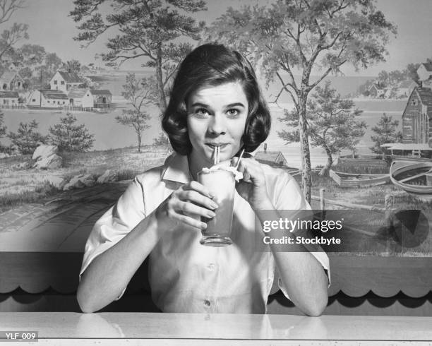 woman drinking ice cream soda - cruzeiro v cerro porteno copa bridgestone libertadores 2014 round of 16 stockfoto's en -beelden