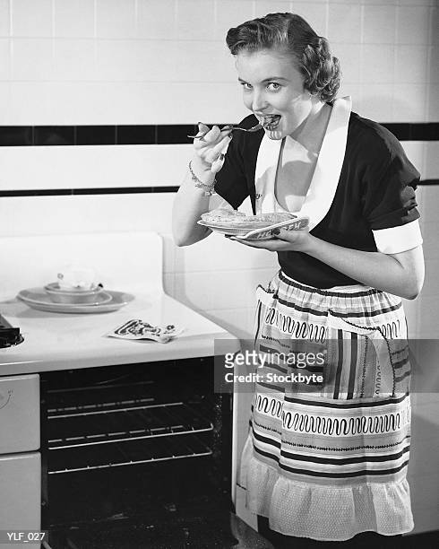 woman eating pie - alleen mid volwassen vrouwen stockfoto's en -beelden