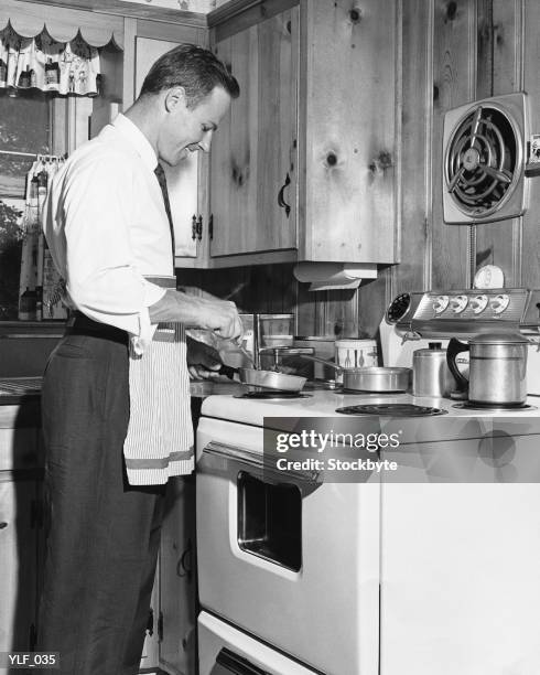 homem cozinhar no fogão - only mature men imagens e fotografias de stock