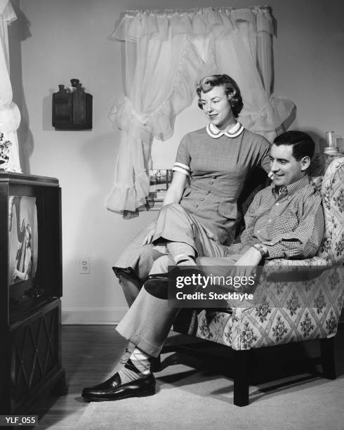 husband and wife watching television - 1950s stock pictures, royalty-free photos & images