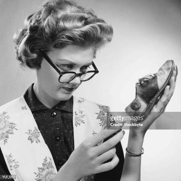 mulher limpando scuffed calçado - só mulheres de idade mediana - fotografias e filmes do acervo