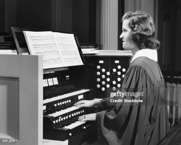 mulher a tocar órgão de igreja - estilo musical imagens e fotografias de stock