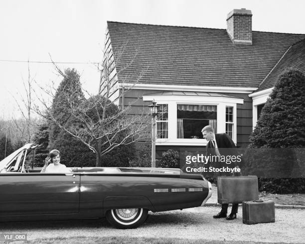 homem carregando trunk com malas enquanto mulher espera no carro - in cima - fotografias e filmes do acervo