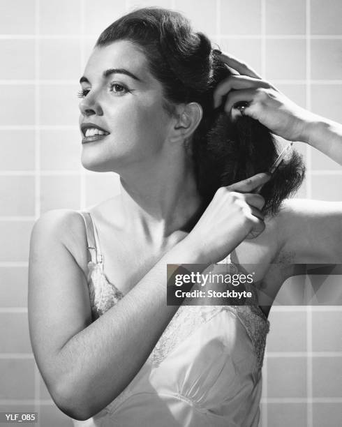 mulher pentear cabelo - comprimento de cabelo imagens e fotografias de stock