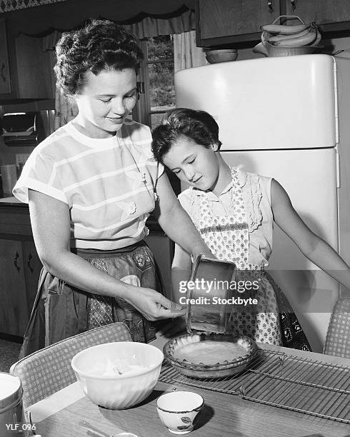 mother and daughter making pie - gov scott visits miami school in zika cluster zone on first day of classes stockfoto's en -beelden