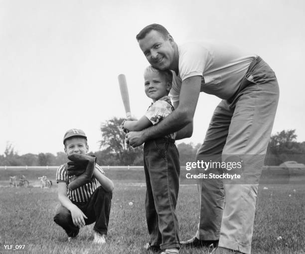 padre e due figli giocare a baseball - struttura costruita dall'essere umano foto e immagini stock