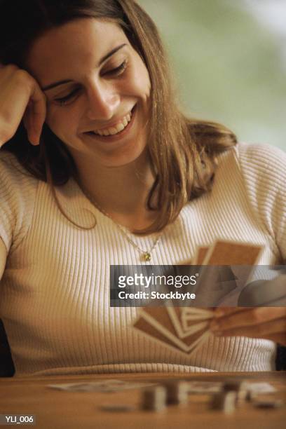 woman playing cards, laughing - cartas na mão imagens e fotografias de stock