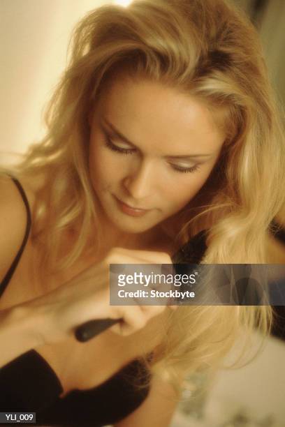 woman brushing hair - alleen mid volwassen vrouwen stockfoto's en -beelden