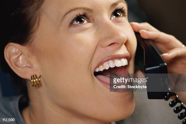 woman talking on phone - only mid adult women imagens e fotografias de stock
