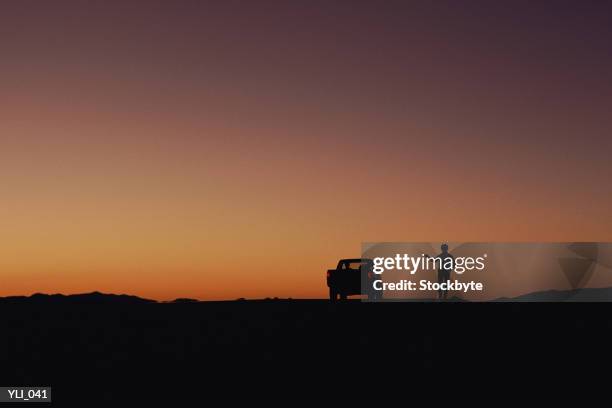 silhouette of hitchhiker and car - of fotografías e imágenes de stock