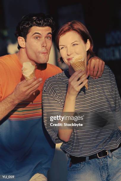 couple eating ice-cream cones - gefrorene süßspeise stock-fotos und bilder
