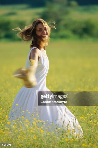 woman in white dress running across field - in cima - fotografias e filmes do acervo