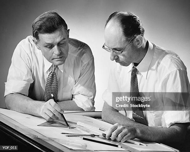 dos hombres en la elaboración de la tabla - at fotografías e imágenes de stock