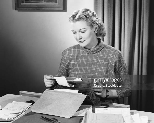 woman using typewriter - secretary of state pompeo meets with turkish foreign minister mevlut cavusoglu stockfoto's en -beelden