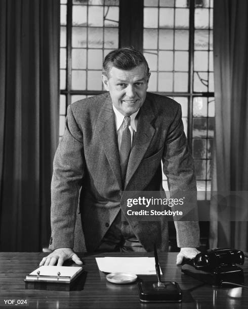 homme s'appuyant sur le bureau - seulement des hommes seniors photos et images de collection