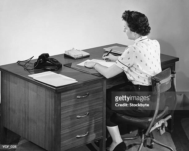 vista posterior de la mujer escribiendo en el teléfono y mirando - at fotografías e imágenes de stock