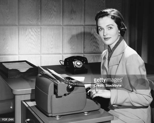 femme taper à la machine - matériel pour écrire photos et images de collection