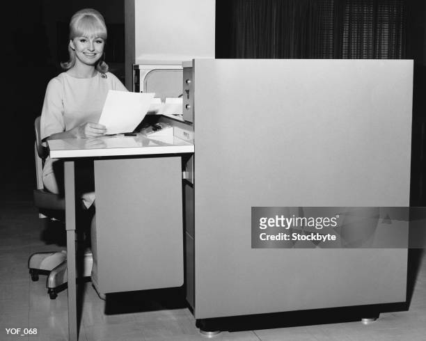 mujer agarrando papel y sala de estar con escritorio - at fotografías e imágenes de stock