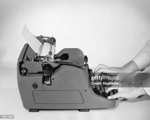 hands typing - media gather outside of the home of business secretary vince cable after his comments on bskyb emerged stockfoto's en -beelden