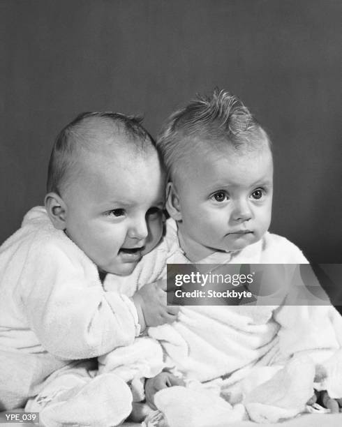 two babies in pajamas - the queen duke of edinburgh attend evensong in celebration of the centenary of the order of the companions of honour stockfoto's en -beelden