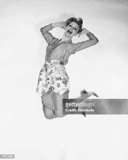 woman wearing apron, jumping - alleen mid volwassen vrouwen stockfoto's en -beelden