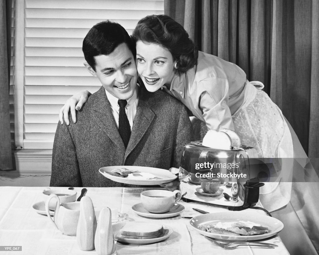 Mulher Servindo um homem pequeno-almoço