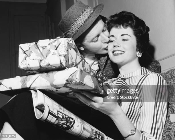 marido besando a la mujer con un montón de regalos - of fotografías e imágenes de stock