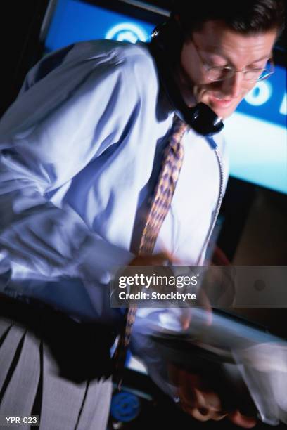 man talking on pay phone - media gather outside of the home of business secretary vince cable after his comments on bskyb emerged stockfoto's en -beelden