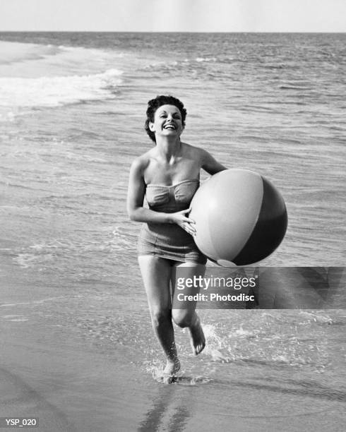 woman running with beach ball - alleen mid volwassen vrouwen stockfoto's en -beelden