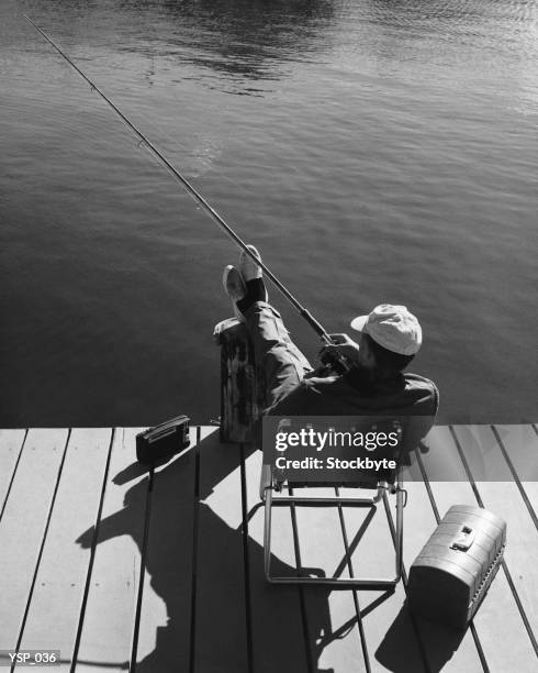 man 釣り桟橋から - 中年の男性だけ ストックフォトと画像