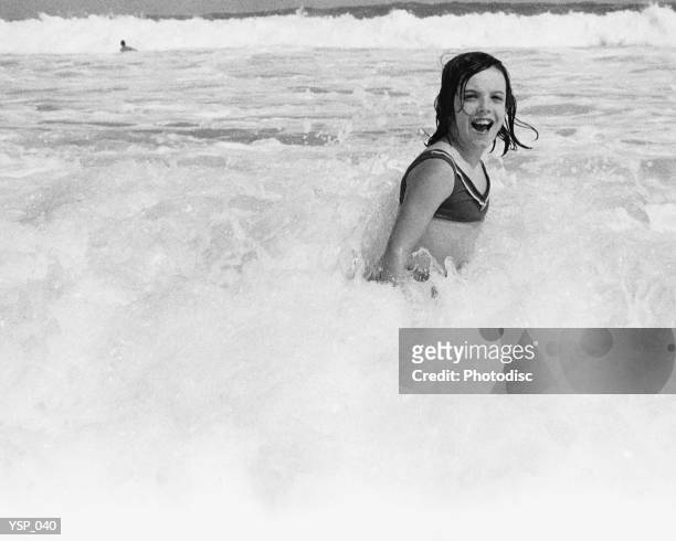 mädchen spielen in ocean surf - in between stock-fotos und bilder