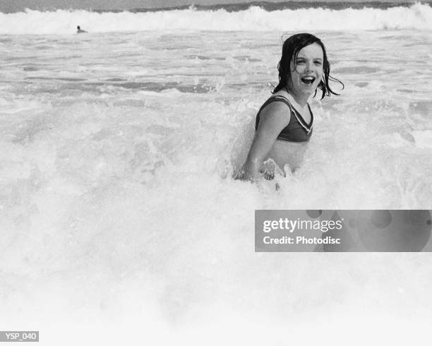 menina brincando no mar surf - in cima - fotografias e filmes do acervo