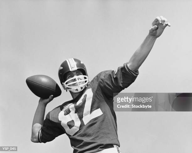 man 投げるフットボール - quarterback ストックフォトと画像