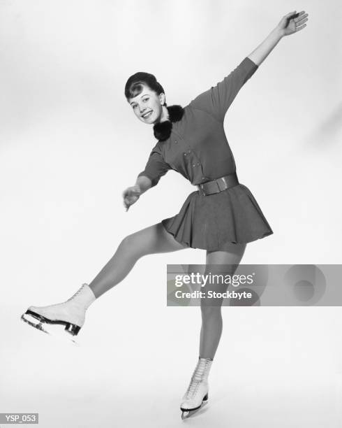 woman figure skating - kunstschaatsen stockfoto's en -beelden