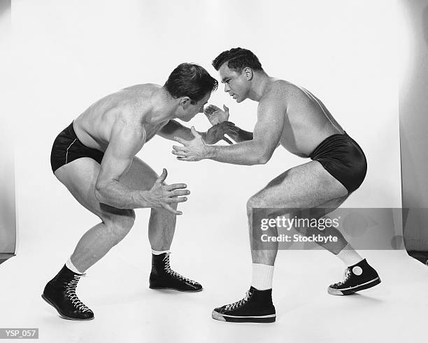 dos hombres lucha - wrestling men fotografías e imágenes de stock