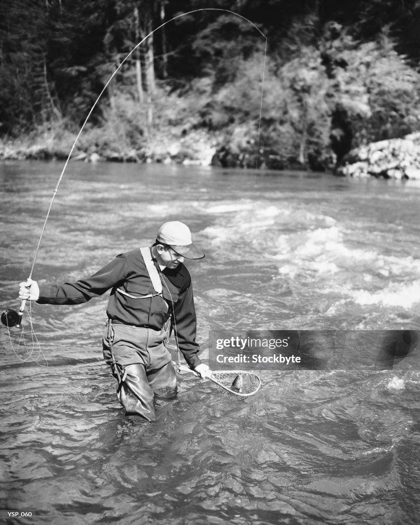 Mann Angeln im Fluss
