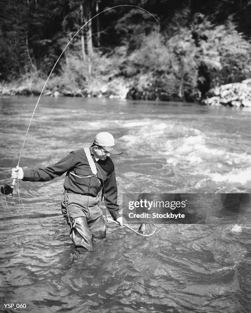 男性の川魚を引く - 中年の男性だけ ストックフォトと画像