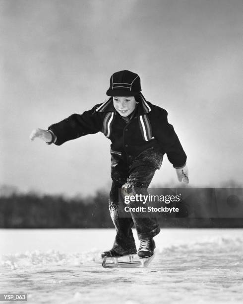 boy patinaje sobre hielo - estados de agua fotografías e imágenes de stock