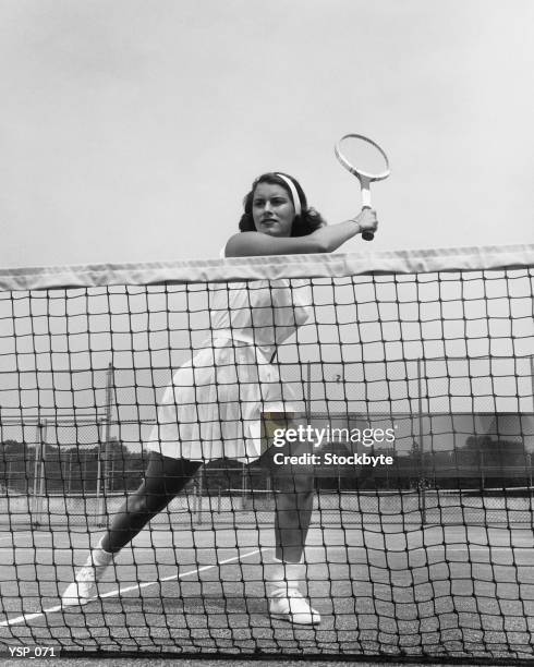 donna giocare a tennis - no telefone foto e immagini stock