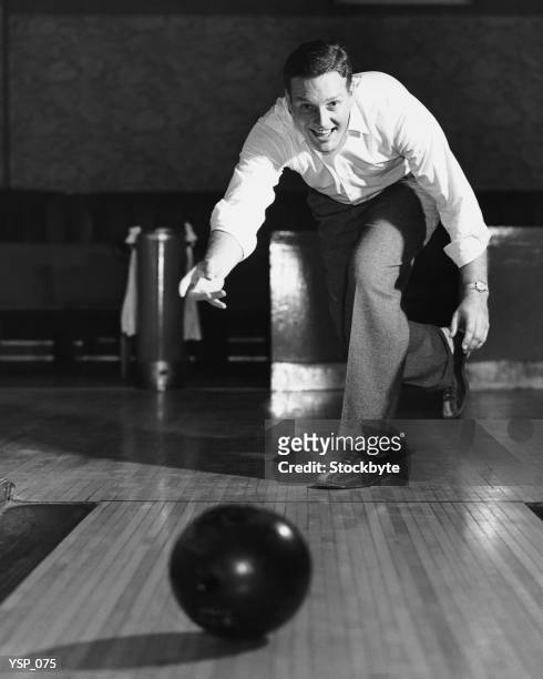 mann werfen bowlingkugel auf lane - nicht städtisches motiv stock-fotos und bilder