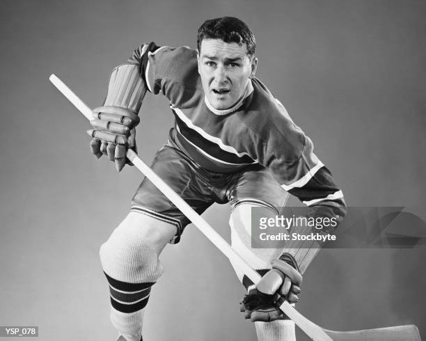 hockey player in defensive stance - s marvels agents of s h i e l d season four stockfoto's en -beelden