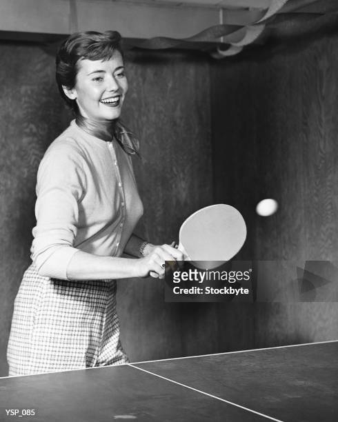 donna giocando a ping-pong - no telefone foto e immagini stock